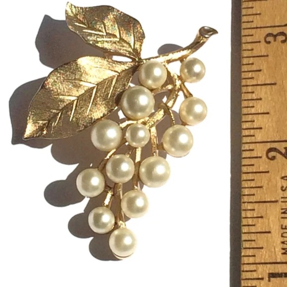 Vintage Designer Crown Trafari Susan Caplan Gold Faux Pearl Grape Brooch - Picture 8 of 12